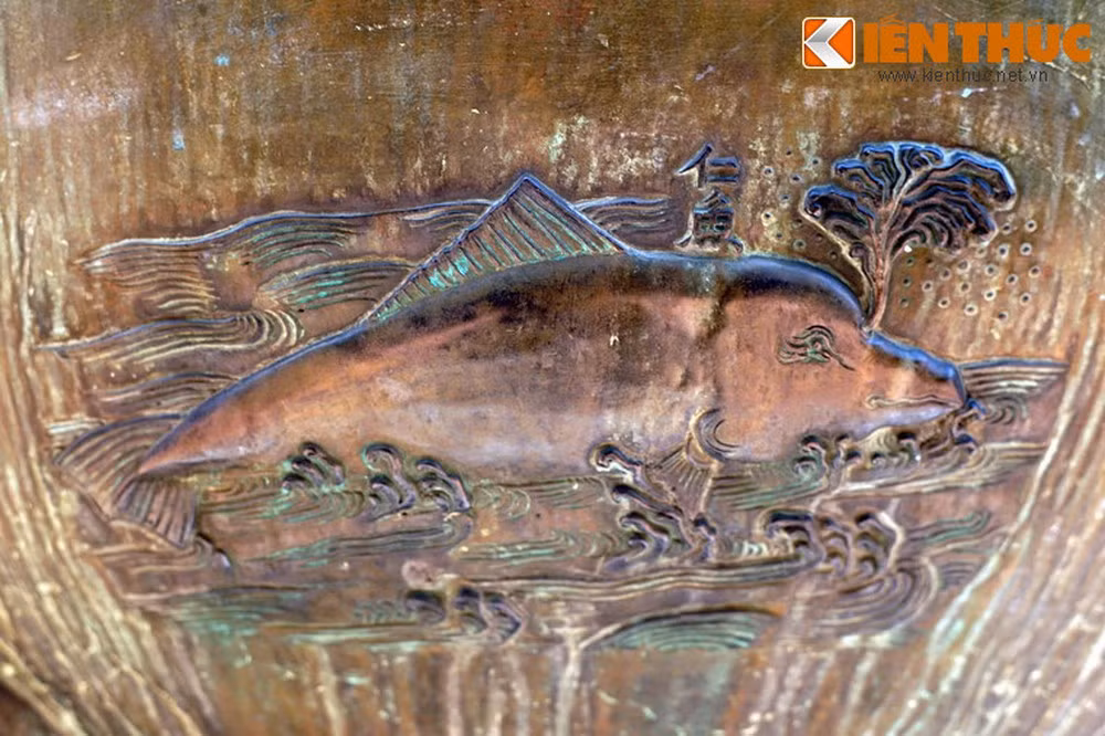 Loài vật tiếp theo trên Nhân đỉnh là "Nhân ngư", một cách gọi cá voi, loài cá thiêng phù trợ người đi biển theo quan niệm của người dân miền biển Việt Nam.