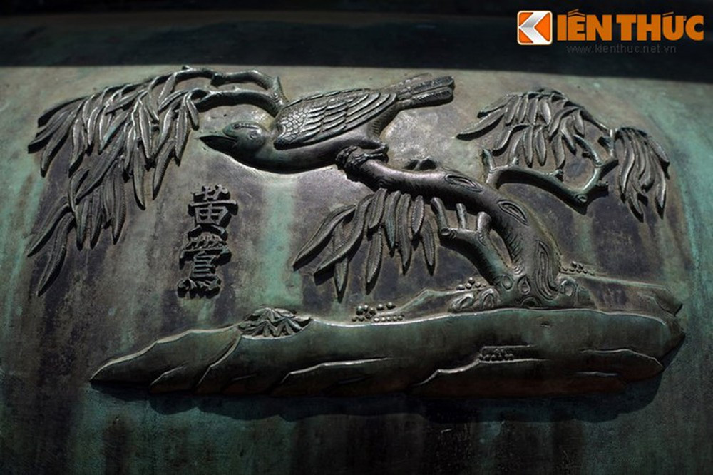 Thuần đỉnh là chiếc đỉnh thứ 6 trong Cửu Đỉnh nhà Nguyễn. Loài vật đầu tiên của chiếc đỉnh này là "Hoàng anh" - chim vàng anh, một loài chim đẹp có bộ lông màu vàng rực rỡ.