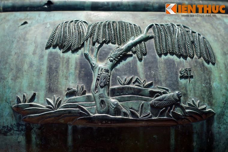 Anh đỉnh là chiếc đỉnh thứ tư. Loài vật đáng chú ý xuất hiện trên chiếc đỉnh này là "Thiền" nghĩa là con ve, loài côn trùng gắn liền với mùa hạ ở Việt Nam. Đây là loài côn trùng đầu tiên xuất hiện trên Cửu Đỉnh.