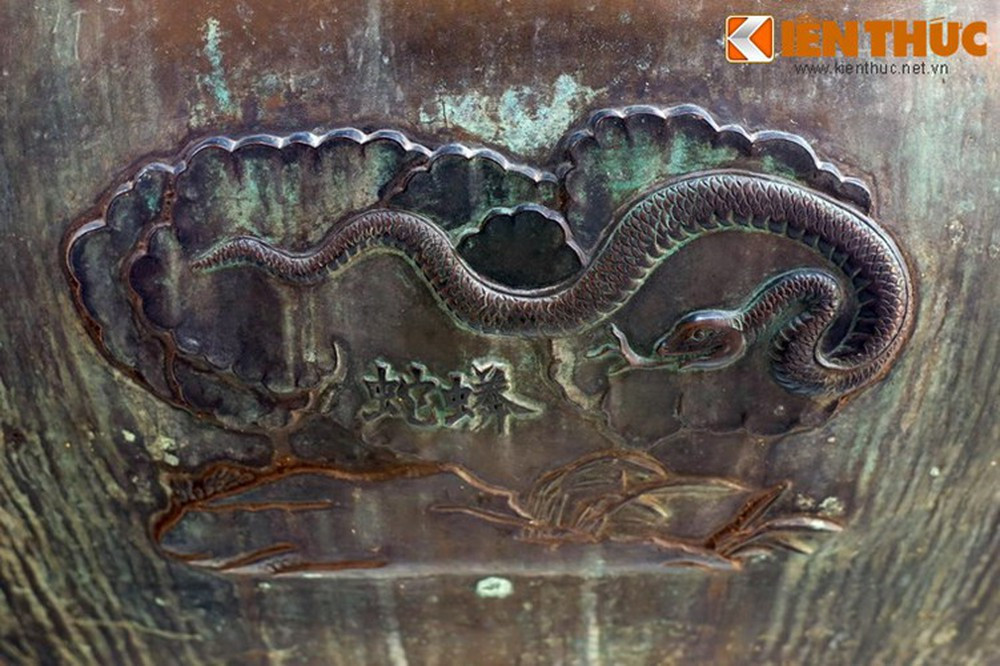 Hình tượng rắn tái xuất ở Huyền đỉnh với "Mãng xà", nghĩa là con mãng xà, theo quan niệm dân gian là loài rắn lớn nhất, vua của các loài rắn.