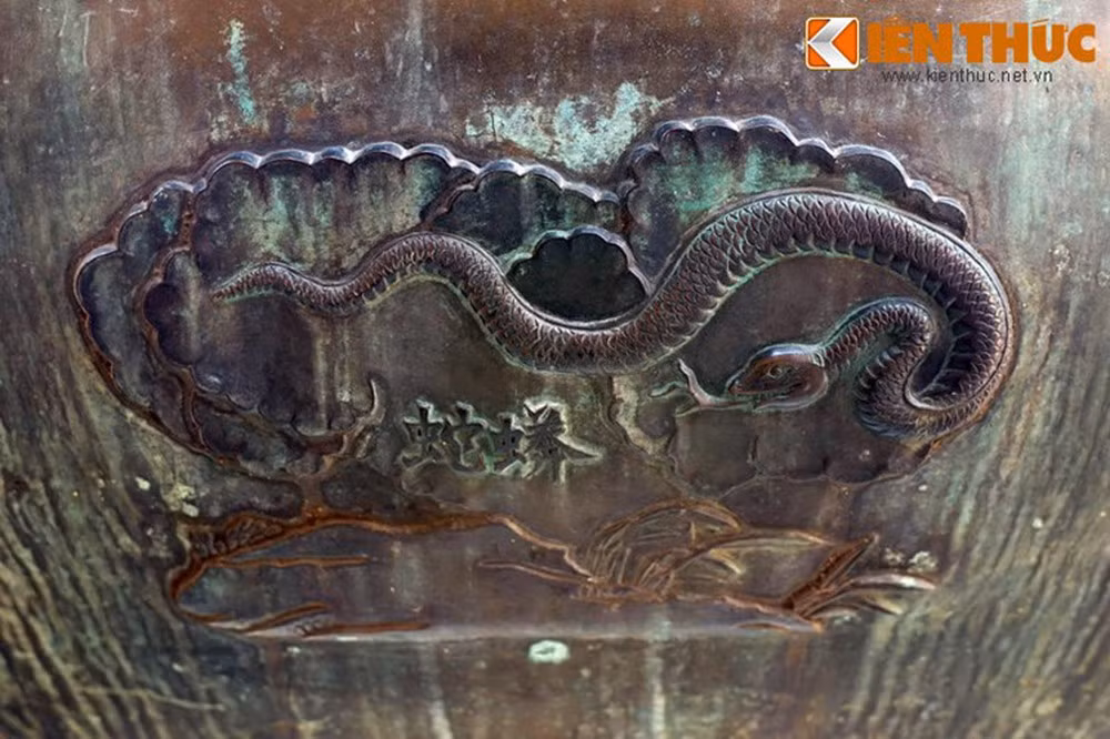 Hình tượng rắn tái xuất ở Huyền đỉnh với "Mãng xà", nghĩa là con mãng xà, theo quan niệm dân gian là loài rắn lớn nhất, vua của các loài rắn.