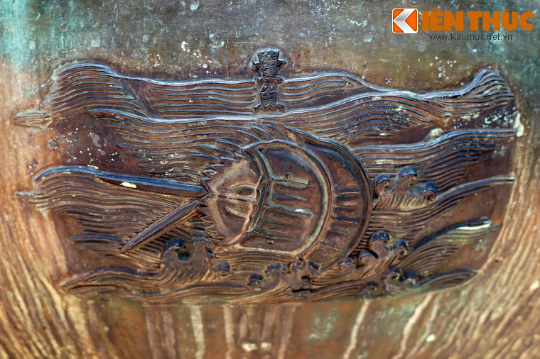 Loài giáp xác lần đầu tiên xuất hiện trên Tuyên đỉnh với hình tượng "Hậu ngư", tức là con sam, một hải sản quý được khai thác ở một số vùng biển của Việt Nam.