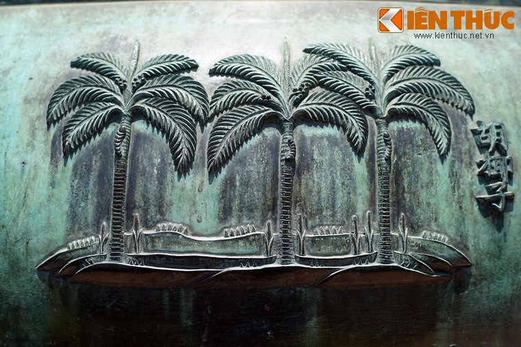 Nghị đỉnh là chiếc đỉnh thứ 5 trong Cửu Đỉnh nhà Nguyễn. Hình tượng côn trùng tiếp tục xuất hiện trên chiếc đỉnh này, đó là "Hồ da tử" - con đuông dừa, loài côn trùng đặc sản của Nam Bộ.