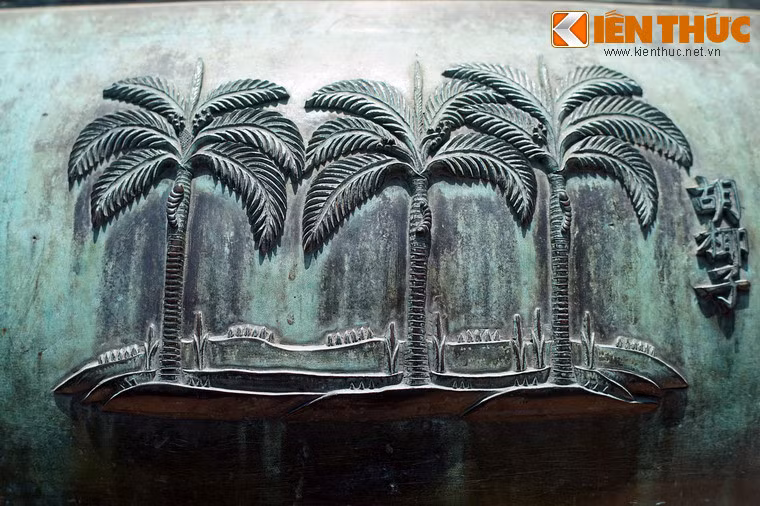 Nghị đỉnh là chiếc đỉnh thứ 5 trong Cửu Đỉnh nhà Nguyễn. Hình tượng côn trùng tiếp tục xuất hiện trên chiếc đỉnh này, đó là "Hồ da tử" - con đuông dừa, loài côn trùng đặc sản của Nam Bộ.