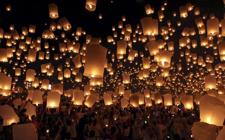 Đèn bay lên cao tượng trưng cho những ước vọng, niềm tin của người thả gửi tới thần mặt trăng, để cầu mong viên mãn. Ảnh: Naftemporiki.gr.