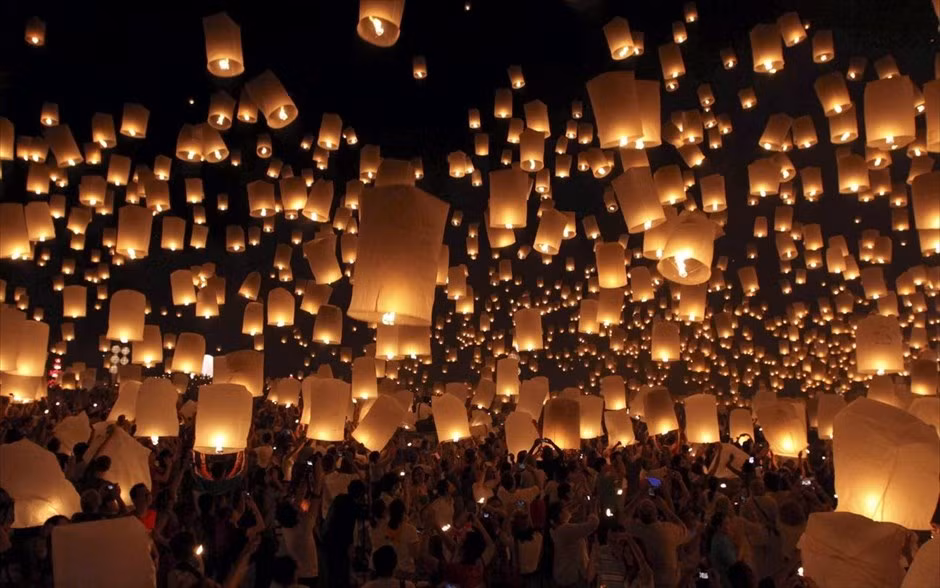Đèn bay lên cao tượng trưng cho những ước vọng, niềm tin của người thả gửi tới thần mặt trăng, để cầu mong viên mãn. Ảnh: Naftemporiki.gr.