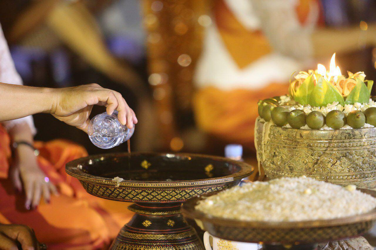 Bắt đầu lễ hội Ok Om Bok, từ sáng sớm, người Campuchia sẽ chuẩn bị lễ vật cúng nguyệt, gồm hoa tươi, súp sắn, cốm dẹt, nước mía. Ảnh: Fresh News.