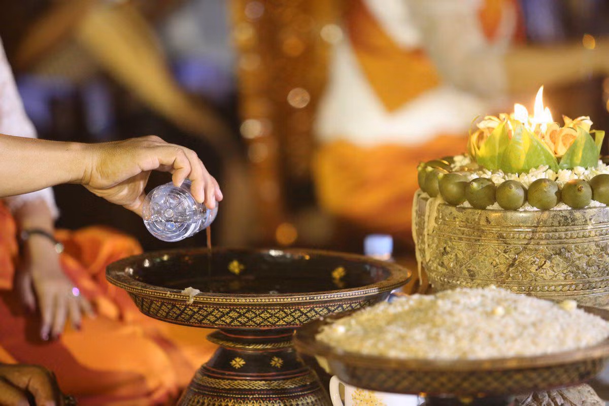 Bắt đầu lễ hội Ok Om Bok, từ sáng sớm, người Campuchia sẽ chuẩn bị lễ vật cúng nguyệt, gồm hoa tươi, súp sắn, cốm dẹt, nước mía. Ảnh: Fresh News.