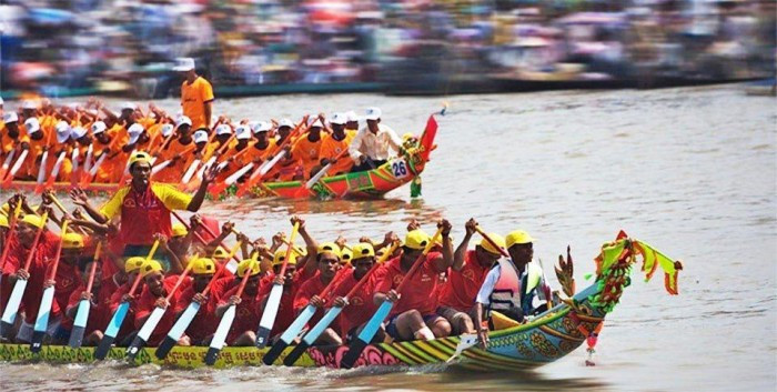 Một hoạt động khác thu hút sự quan tâm của đông đảo du khách trong lễ hội Ok Om Bok là hội đua ghe ngo. Ảnh: TrollKhmer.