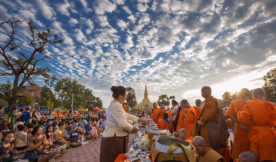 Tại Lào, lễ hội That Luang là lễ hội lớn liên quan đến ngày trăng tròn. Lễ hội này diễn ra suốt một tuần trăng tròn vào trung tuần tháng 12 Phật lịch (rơi vào vào tháng 11 hoặc đôi khi là tháng 10 dương lịch). Ảnh: Laos Tours.