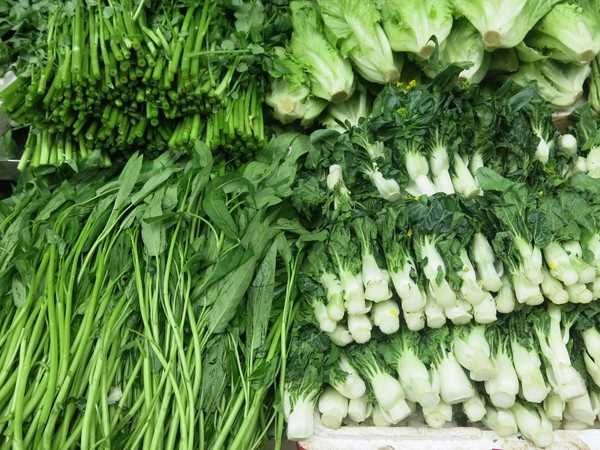  4. Rau xanh. Lá nhiều loại rau xanh giàu vitamin giúp tạo men răng. Chúng cũng chứa axit folic, một loại vitamin B có nhiều lợi ích cho sức khỏe, bao gồm cả khả năng điều trị bệnh nướu ở phụ nữ mang thai.