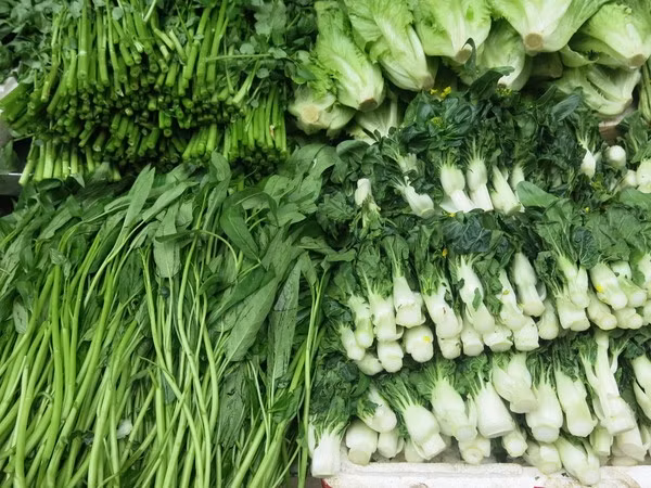  4. Rau xanh. Lá nhiều loại rau xanh giàu vitamin giúp tạo men răng. Chúng cũng chứa axit folic, một loại vitamin B có nhiều lợi ích cho sức khỏe, bao gồm cả khả năng điều trị bệnh nướu ở phụ nữ mang thai.