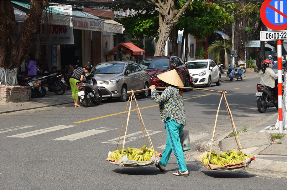Cuộc sống đời thường ở Đà Nẵng hiện lên bình yên và sinh động. Ảnh: Notesplusultra.com.