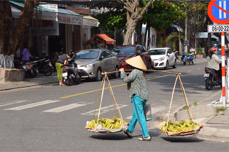 Cuộc sống đời thường ở Đà Nẵng hiện lên bình yên và sinh động. Ảnh: Notesplusultra.com.