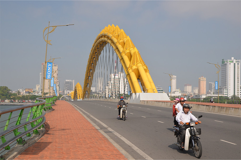 Trên mặt cầu Rồng. Đây là "biểu tượng mới nhất của Đà Nẵng", theo lời James. Ảnh: Notesplusultra.com.