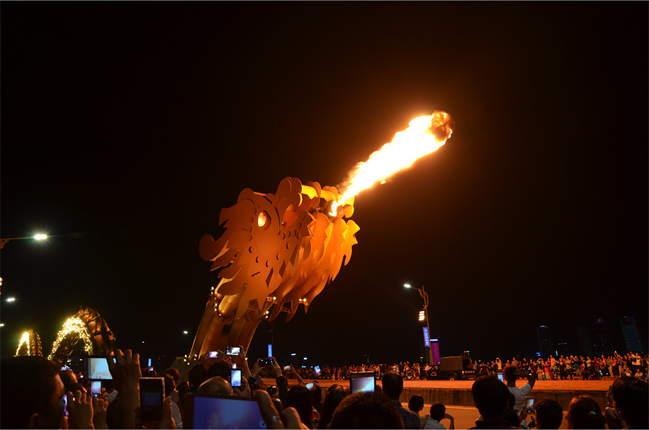 Và đây là khoảnh khắc được mong đợi, khi rồng phun lửa. Một cảnh tượng không thể bắt gặp ở nơi nào khác. Ảnh: Notesplusultra.com.