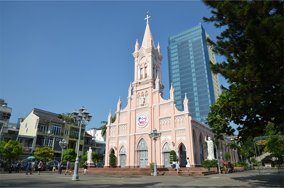 Ngoài cầu Rồng, James còn chụp nhiều bức ảnh khác về những địa điểm nổi tiếng của Đà Nẵng, như nhà thờ Con Gà, một công trình cổ được xây từ năm 1923. Ảnh: Notesplusultra.com.