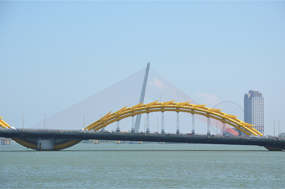 Một nhịp cầu Rồng với khúc "thân rồng" uốn lượn. Ảnh: Notesplusultra.com.