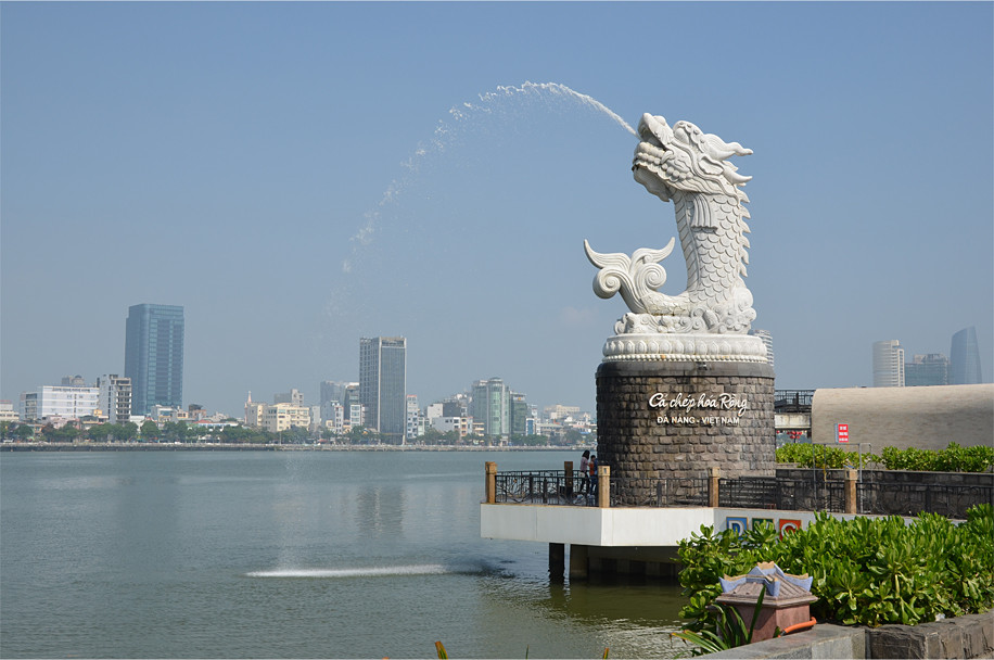 Tượng Cá chép hòa rồng bên sông Hàn, được James ví như "câu trả lời" của Đà Nẵng với tượng Merlion nổi tiếng của Singapore. Ảnh: Notesplusultra.com.