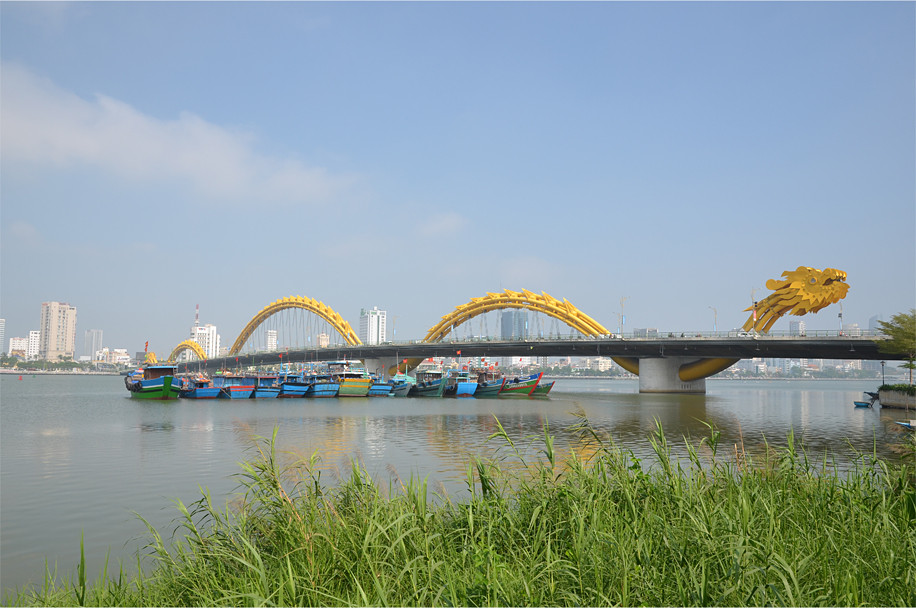 Toàn cảnh cầu Rồng Đà Nẵng nhìn từ bờ sông Hàn, Đà Nẵng. "Khánh thành năm 2013, cầu Rồng nhanh chóng trở thành một điểm đến nổi tiếng", blogger James chia sẻ. Ảnh: Notesplusultra.com.