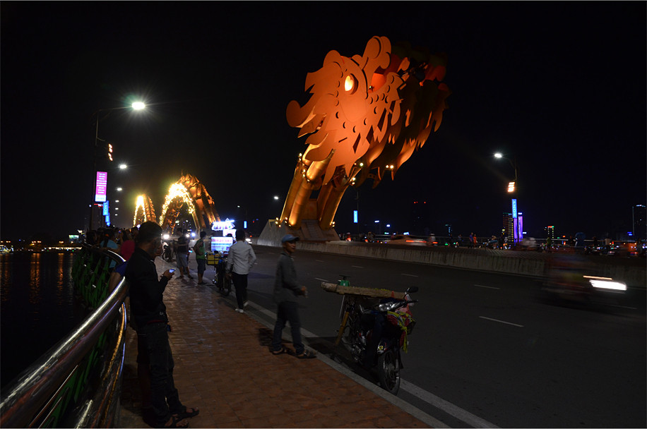 Nhưng sự thú vị của cây cầu này không chỉ có vậy. Vào buổi tối, khá nhiều người tụ tập trên cầu để chờ đợi một điều gì đó. Ảnh: Notesplusultra.com.