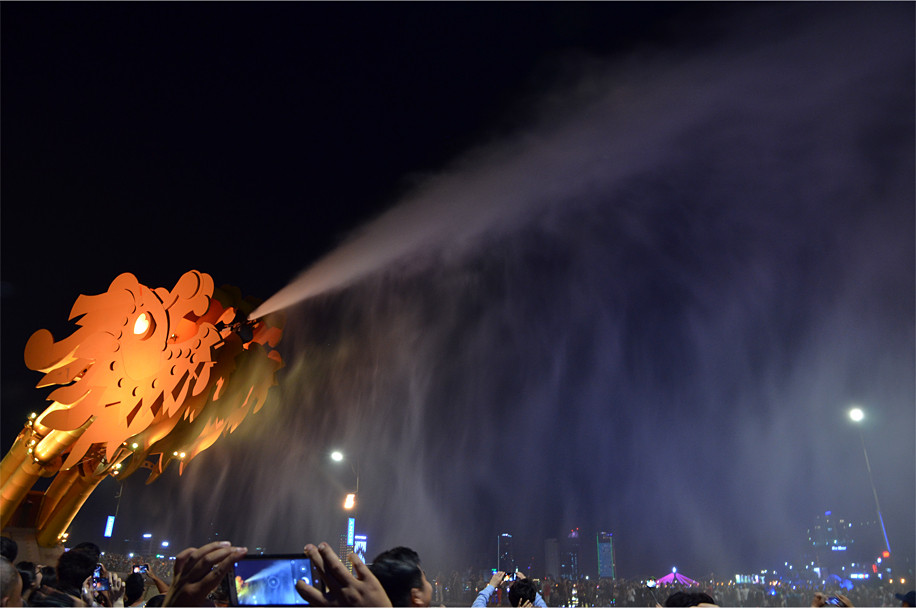 Sau khi phun lửa, con rồng của Đà Nẵng tiếp tục phun nước. Ảnh: Notesplusultra.com.