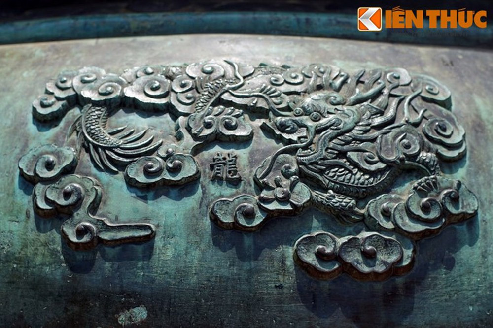 2. Hình tượng rồng trên Cửu Đỉnh nhà Nguyễn. Bảo vật quốc gia này được đúc vào thời vua Minh Mạng, Cửu Đỉnh nhà Nguyễn là một bộ sưu tập những hình ảnh mang tính biểu tượng về nước Việt xưa.