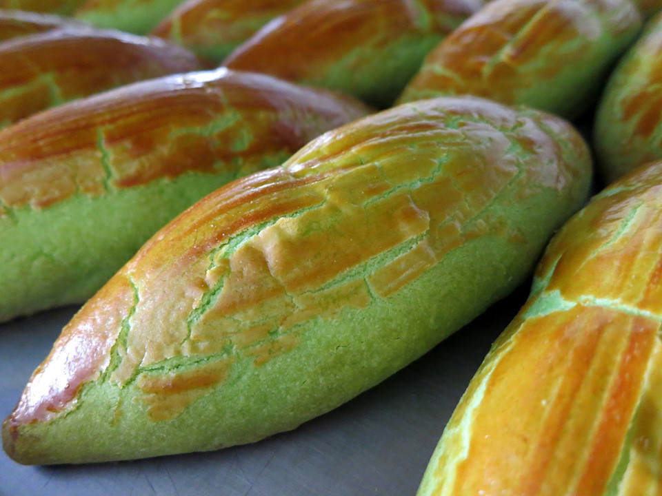  Malaysia: Bánh Trung Thu ở Malaysia đặt sự sáng tạo lên hàng đầu. Do đó, hình dạng bánh ở quốc gia này rất đa dạng. Ngoài bánh truyền thống có hình tròn giống bánh trung thu theo phong cách Quảng Đông của Trung Quốc, bánh trung thu ở Malaysia còn có hình sò biển, bông hoa hoặc ngôi sao. Ảnh: Johor Kaki.