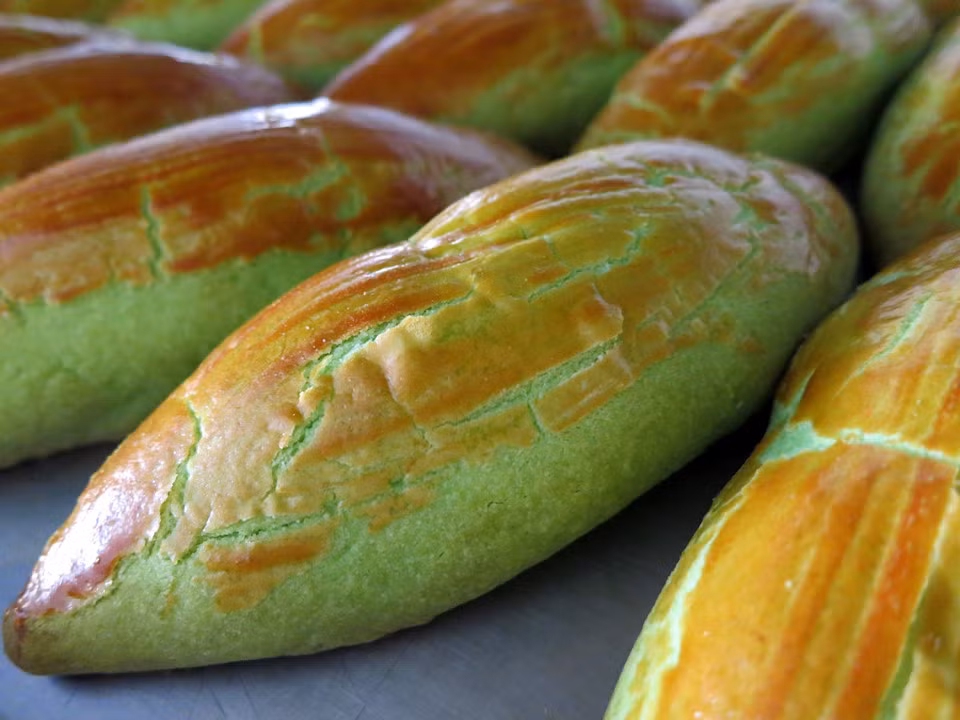  Malaysia: Bánh Trung Thu ở Malaysia đặt sự sáng tạo lên hàng đầu. Do đó, hình dạng bánh ở quốc gia này rất đa dạng. Ngoài bánh truyền thống có hình tròn giống bánh trung thu theo phong cách Quảng Đông của Trung Quốc, bánh trung thu ở Malaysia còn có hình sò biển, bông hoa hoặc ngôi sao. Ảnh: Johor Kaki.