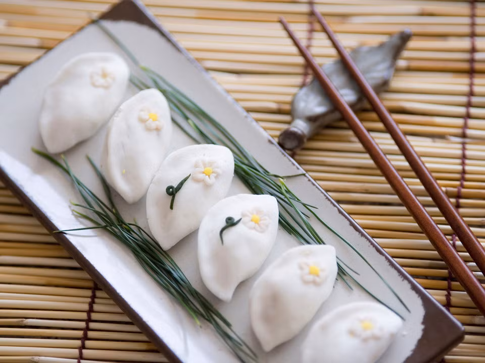  Hàn Quốc: Trung Thu là một trong những lễ hội lớn nhất trong năm ở xứ sở kim chi. Trong dịp này, người ta làm món bánh truyền thống, gọi là songyeon. Bánh trung thu của Hàn Quốc mang hình bán nguyệt và không tròn như của Trung Quốc. Ảnh: Conde Nast Traveler.