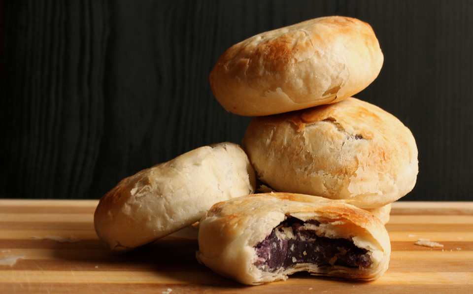 Thông thường, nhân bánh hopia là đậu xanh, khoai môn, đậu đỏ, khoai lang tím, sầu riêng hoặc thịt lợn. Phần bột bên ngoài bánh xếp thành từng lớp, ăn hơi giòn. Ảnh: Danupancu.