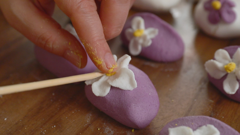 Người Hàn Quốc quan niệm trăng khi tròn khi khuyết giống như cuộc đời của con người, luôn biến đổi để đạt đến hoàn mỹ. Ngày nay, loại bánh này không chỉ có màu trắng. Người ta đã biến tấu songyeon với nhiều màu sắc như hồng, tím, xanh và vàng, trông rất bắt mắt. Ảnh: Maangchi.