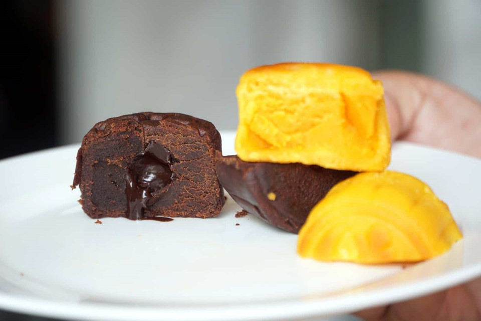 Ngoài hình dạng phong phú, màu sắc bánh trung thu tại Malaysia cũng rất bắt mắt. Ảnh: Rebecca Saw.