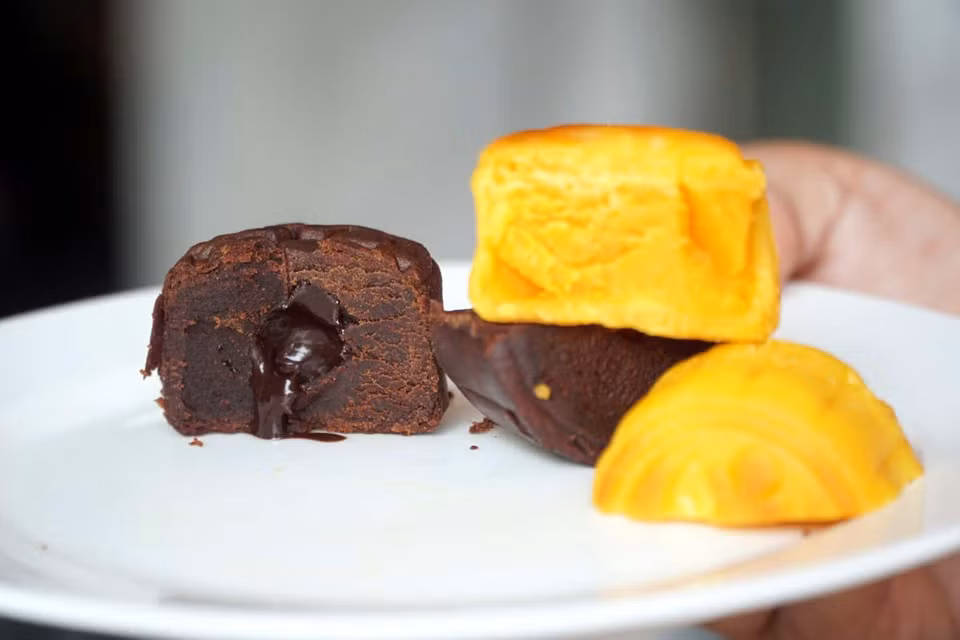 Ngoài hình dạng phong phú, màu sắc bánh trung thu tại Malaysia cũng rất bắt mắt. Ảnh: Rebecca Saw.