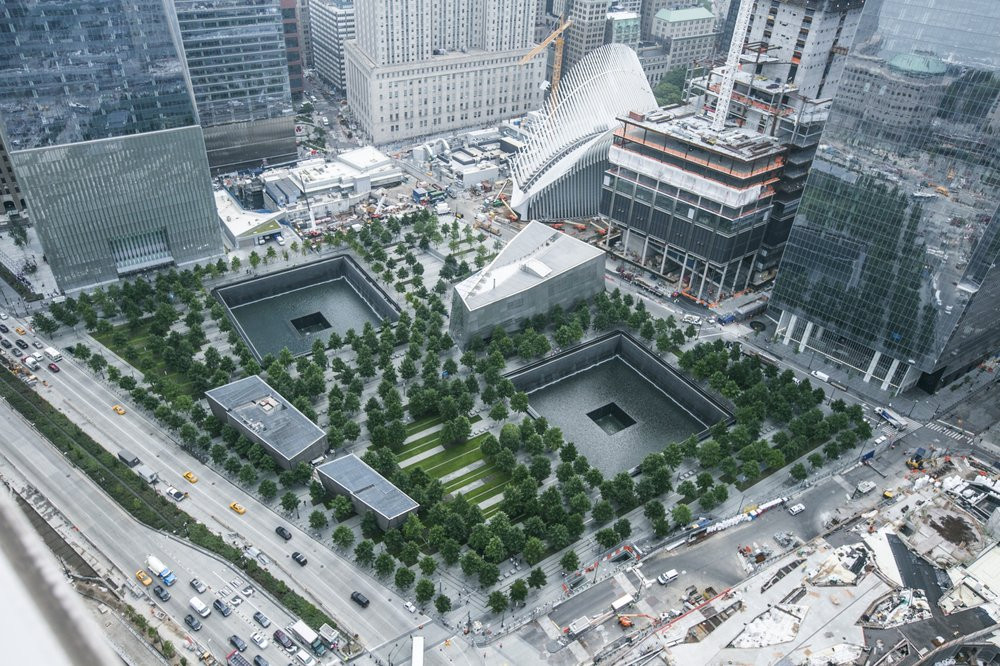 Đài tưởng niệm được khánh thành ngày 11/09/2011, đúng 10 năm kể từ ngày xảy ra vụ khủng bố 11/9. Ngày 12/09/2011 địa điểm này bắt đầu đón khách viếng thăm. Ảnh: Yelp.