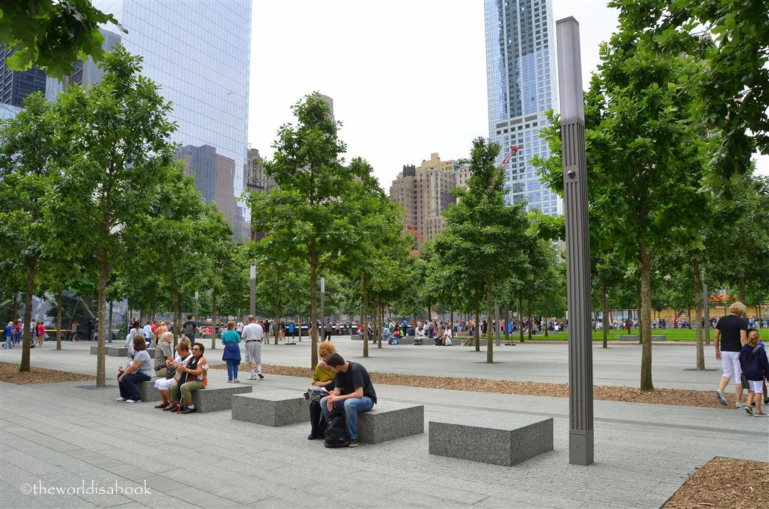 Quanh đài tưởng niệm là một công viên thoáng đãng có hàng trăm chiếc ghế với những hàng cây sồi trắng, là giảm đi phần nào sự đau thương ở nơi này. Ảnh: Mary Solio.