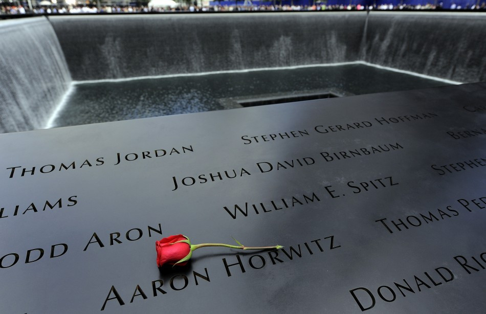 Mặt trên thành hồ được khắc tên gần 3.000 nạn nhân thiệt mạng trong các vụ tấn công ngày 11/9/2001 và cả 6 nạn nhân trong vụ đánh bom tòa nhà WTC ngày 26/2/1993. Ảnh: Fpsbutest.