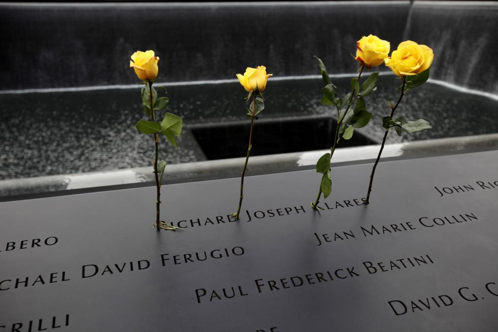 Tên các nạn nhân được nhóm lại theo các tiêu chí như gia đình, đồng nghiệp, những gia đình ngồi cạnh nhau trên các chuyến bay, hay chỉ đơn giản là những người xa lạ nhưng đã từ giã cõi đời tay trong tay khi cố gắng thoát khỏi thảm kịch. Ảnh: Dalje.com.