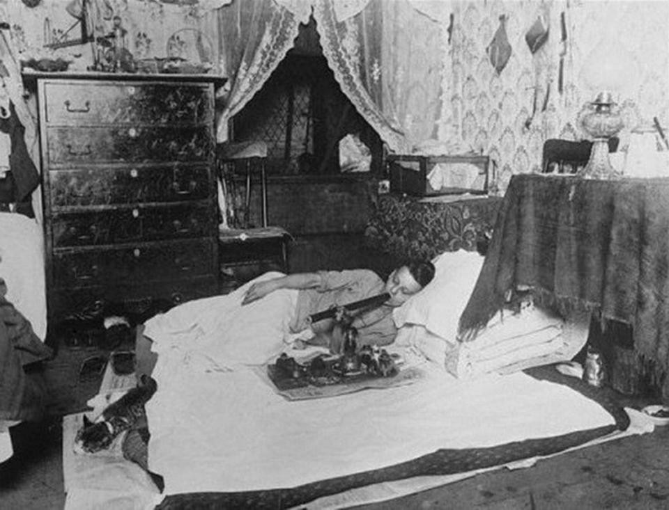 Người phụ nữ này hút thuốc phiện tại nhà riêng của mình ở San Francisco vào khoảng năm 1920. Cơn sốt thuốc phiện đã càn quét nước Mỹ vào cuối thế kỷ 19 và đầu thế kỷ 20. 