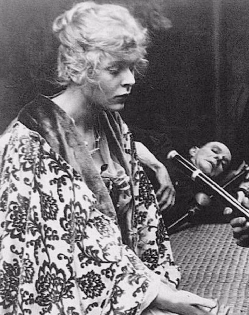 Một phụ nữ da trắng đang nhìn chằm chằm vào ống thuốc phiện ở New York, khoảng năm 1910.