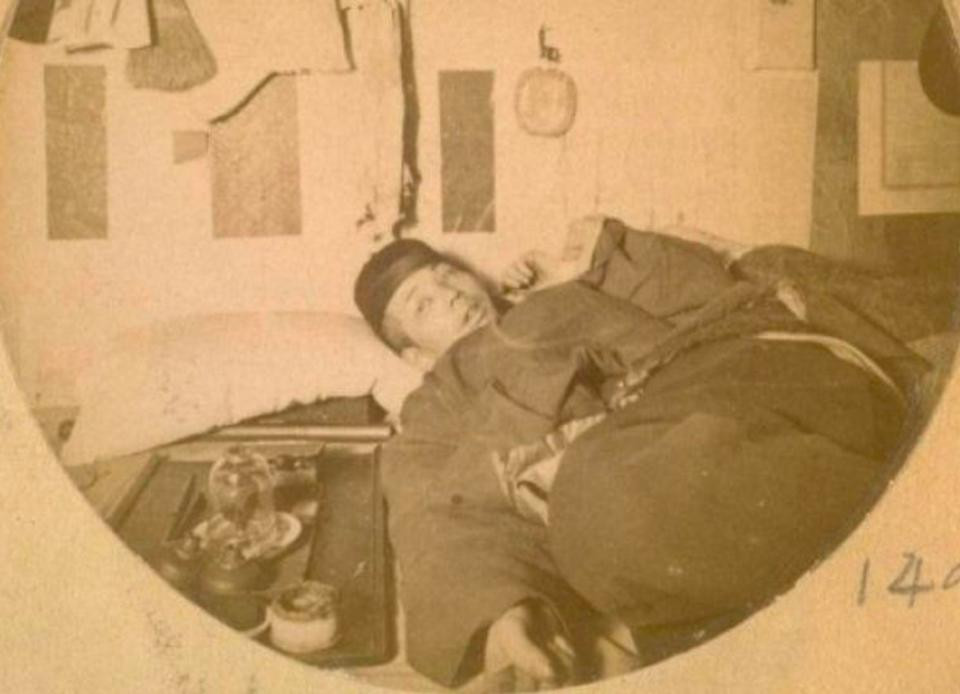 Một người ở tuổi vị thành niên hút thuốc phiện tại khu phố Tàu ở San Francisco vào những năm 1880, một trong hàng ngàn người nghiện ở Mỹ vào thời điểm đó.