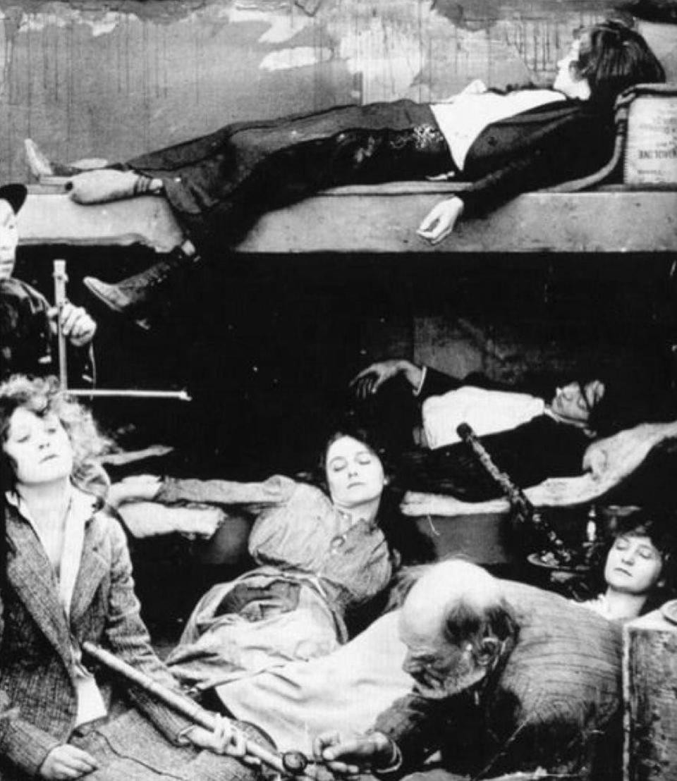 Những người đàn ông và phụ nữ da trắng thuộc tầng lớp thượng lưu và trung lưu đã thường xuyên lui tới những ổ thuốc phiện như thế này ở New York. Ảnh chụp năm 1923.