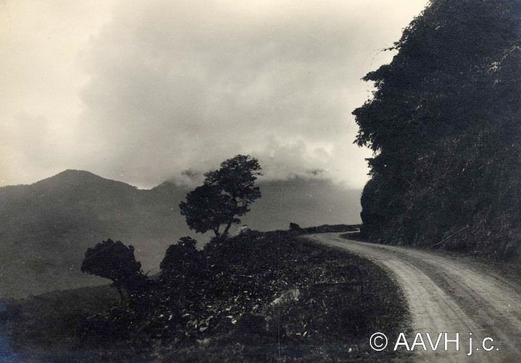 Trên đường đèo, 1930. Ảnh tư liệu.