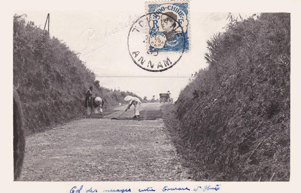 Làm đường trên đèo Hải Vân, năm 1935. Ảnh tư liệu.