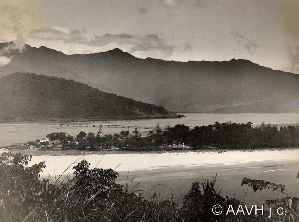 Vịnh Lăng Cô dưới chân đèo Hải Vân phía Huế, 1934. Ảnh tư liệu.