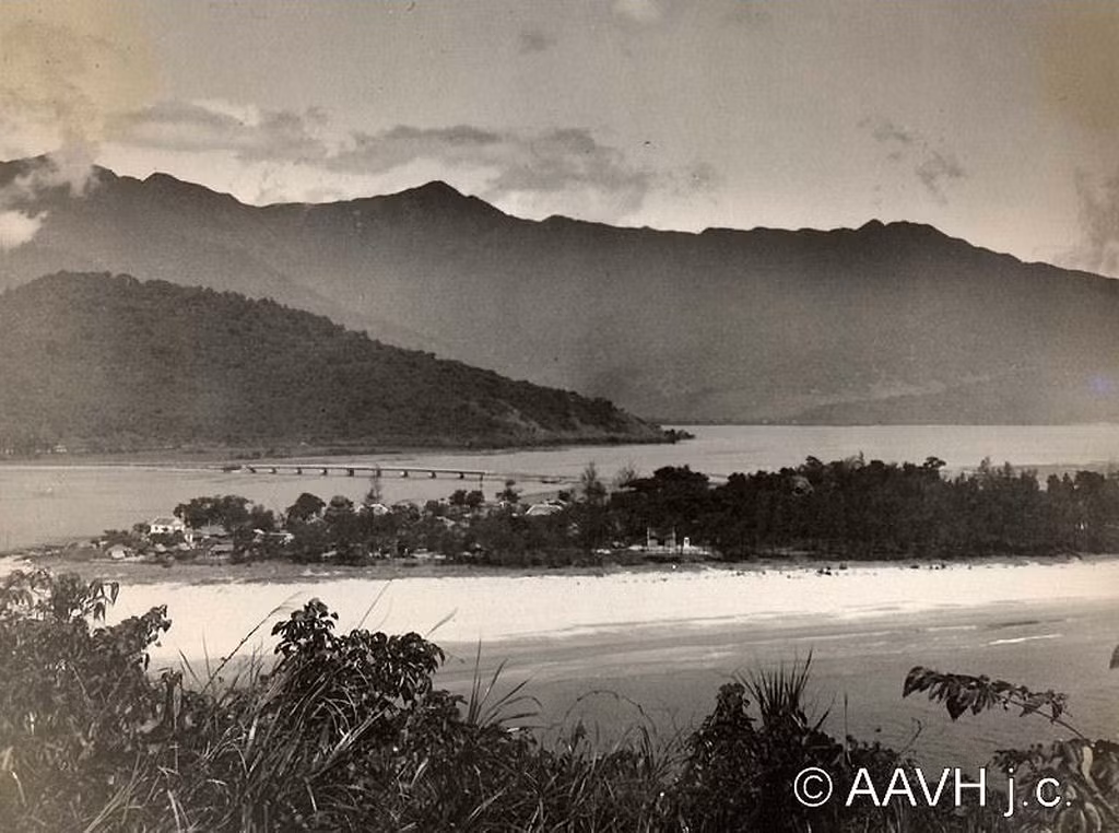 Vịnh Lăng Cô dưới chân đèo Hải Vân phía Huế, 1934. Ảnh tư liệu.