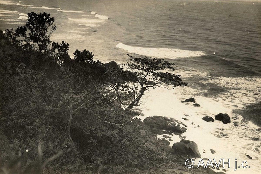 Cảnh biển chụp từ tuyến đường sắt qua đèo Hải Vân, 1930. Ảnh tư liệu.