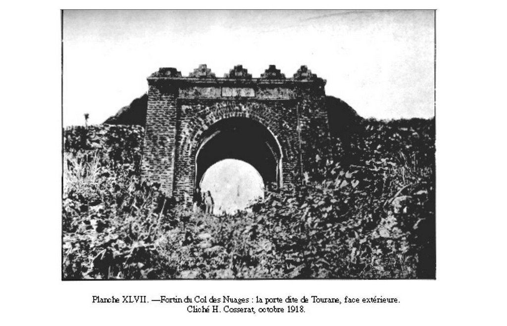Hải Vân Quan, một công trình phòng thủ trên đỉnh đèo Hải Vân, 1918. Công trình này về sau được xây thêm một tầng, vẫn tồn tại đến ngày nay. Ảnh tư liệu.