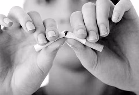 Để chiến thắng bệnh tật, ông Tư đã bỏ thói quen hút thuốc lá.