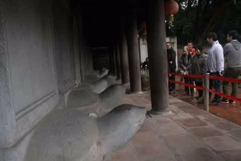 Rùa đá đội bia Tiến sĩ bị du khách sờ nhẵn đầu.